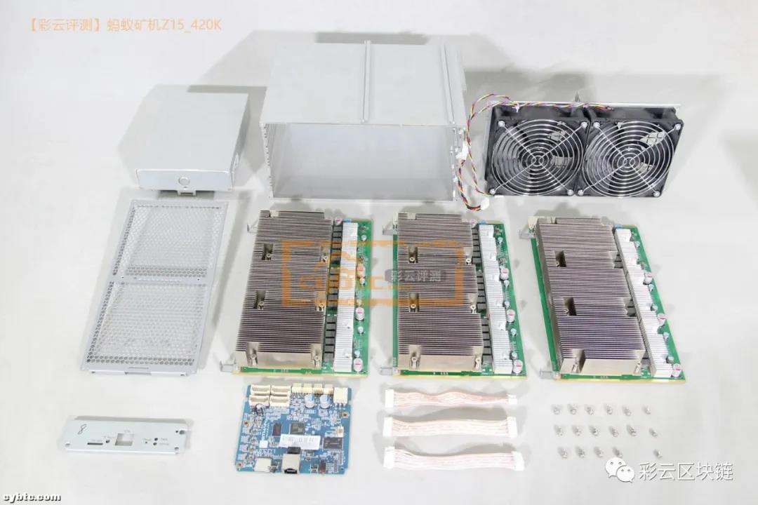 矿机z15_420k保护盖拆下,将蚂蚁apw7电源的电源线插入控制板板和算力